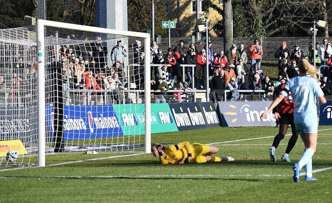 28.01.2024, xhbx, Fussball 1.Bundesliga Damen, Eintracht Frankfurt Frauen - 1. FC Köln emspor, v.l. Goal scored, Tor zum 1:0 durch Ilayda Acikgöz (Eintracht Frankfurt Damen), Paula Hoppe (1.FC Köln Damen) (DFL DFB REGULATIONS PROHIBIT ANY USE OF PHOTOGRAPHS as IMAGE SEQUENCES and or QUASI-VIDEO) Frankfurt am Main