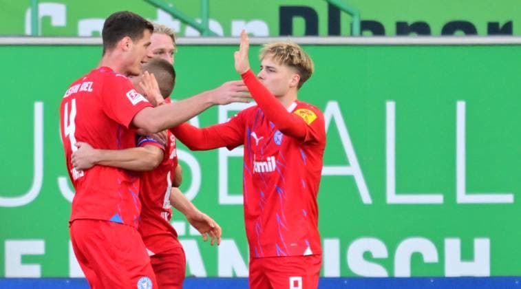 28.01.2024 - Fussball - Saison 2023 2024 - 2. Fussball - Bundesliga - 19. Spieltag: SpVgg Greuther Fürth ( Kleeblatt ) - KSV Holstein Kiel ( Störche ) - Sportfoto Zink - xwoxzix - DFL regulations prohibit any use of photographs as image sequences and or quasi-video - only for editorial use - Torjubel Jubel Freude nach Treffer Tor Torschuß zum 1:1 durch Patrick Erras (4, Holstein Kiel ) - Patrick Erras (4, Holstein Kiel ) Finn Porath (8, Holstein Kiel )