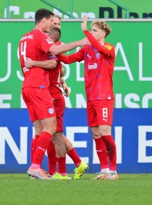 28.01.2024 - Fussball - Saison 2023 2024 - 2. Fussball - Bundesliga - 19. Spieltag: SpVgg Greuther Fürth ( Kleeblatt ) - KSV Holstein Kiel ( Störche ) - Sportfoto Zink - xwoxzix - DFL regulations prohibit any use of photographs as image sequences and or quasi-video - only for editorial use - Torjubel Jubel Freude nach Treffer Tor Torschuß zum 1:1 durch Patrick Erras (4, Holstein Kiel ) - Patrick Erras (4, Holstein Kiel ) Finn Porath (8, Holstein Kiel )