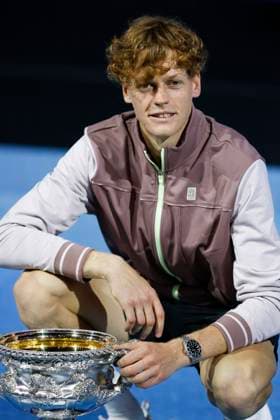 L-R. Jannik Sinner (ITA) mit dem Pokal, TrophäeTrophäe, Siegerehrung, Praesentation, Australian Open 2024, Melbourne Park, Melbourne, Victoria, Australia. Copyright: xJuergenxHasenkopfx