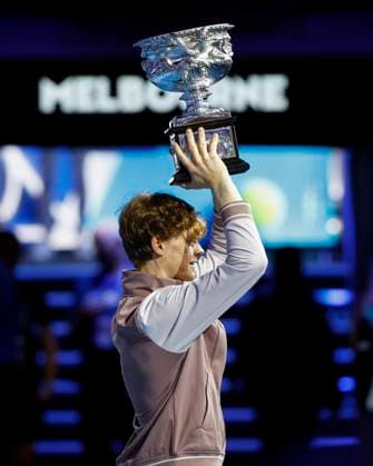 L-R. Jannik Sinner (ITA) mit dem Pokal, TrophäeTrophäe, Siegerehrung, Praesentation, Australian Open 2024, Melbourne Park, Melbourne, Victoria, Australia. Copyright: xJuergenxHasenkopfx