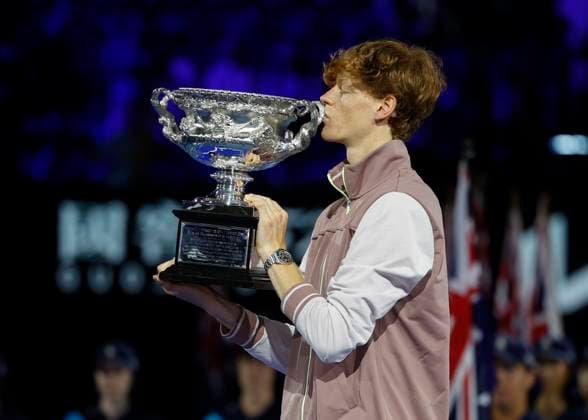L-R. Jannik Sinner (ITA) mit dem Pokal, TrophäeTrophäe, Siegerehrung, Praesentation, Australian Open 2024, Melbourne Park, Melbourne, Victoria, Australia. Copyright: xJuergenxHasenkopfx