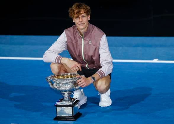 L-R. Jannik Sinner (ITA) mit dem Pokal, TrophäeTrophäe, Siegerehrung, Praesentation, Australian Open 2024, Melbourne Park, Melbourne, Victoria, Australia. Copyright: xJuergenxHasenkopfx