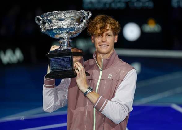 L-R. Jannik Sinner (ITA) mit dem Pokal, TrophäeTrophäe, Siegerehrung, Praesentation, Australian Open 2024, Melbourne Park, Melbourne, Victoria, Australia. Copyright: xJuergenxHasenkopfx