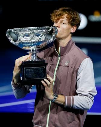 L-R. Jannik Sinner (ITA) mit dem Pokal, TrophäeTrophäe, Siegerehrung, Praesentation, Australian Open 2024, Melbourne Park, Melbourne, Victoria, Australia. Copyright: xJuergenxHasenkopfx