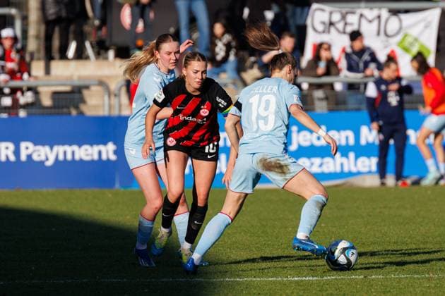 GPFBL Eintracht Frankfurt - 1. FC Köln, 11. Spieltag, 28.01.2024, Frankfurt Laura Freigang (Eintracht Frankfurt 10) Dóra Zeller (1. FC Köln 19) Spiel vom 11. Spieltag der Google Pixel Frauen-Bundesliga zwischen Eintracht Frankfurt und 1. FC Köln im Stadion am Brentanobad in Frankfurt am 28.01.2024 Copyright: xBEAUTIFULxSPORTS Hahnex