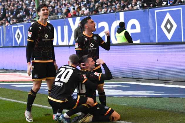 Sport Themen der Woche KW04 Sport Bilder des Tages GER; 2. FBL,, Hamburger SV vs Karlsruher SC 28.01.2024, Volksparkstadion, Hamburg, GER; 2. FBL, Hamburger SV vs Karlsruher SC im Bild Marvin Wanitzek (Karlsruhe 10) schiesst das Tor zum 4-3 fuer Karlsruhe vorbei an Torhueter Daniel Heuer Fernandes (Hamburg 01) und jubelt mit der Mannschaft Foto nordphoto GmbH Witke - DFL REGULATIONS PROHIBIT ANY USE OF PHOTOGRAPHS AS IMAGE SEQUENCES AND OR QUASI-VIDEO *** Local Caption *** *** GER 2 FBL,, Hamburger SV vs Karlsruher SC 28 01 2024, Volksparkstadion, Hamburg, GER 2 FBL, Hamburger SV vs Karlsruher SC in the picture Marvin Wanitzek Karlsruhe 10 shoots the goal for 4 3 for Karlsruhe past goalkeeper Daniel Heuer Fernandes Hamburg 01 and cheers with the team Foto nordphoto GmbH Witke DFL REGULATIONS PROHIBIT ANY USE OF PHOTOGRAPHS AS IMAGE SEQUENCES AND OR QUASI VIDEO Local Caption nordphotoxGmbH xWitke nph00002