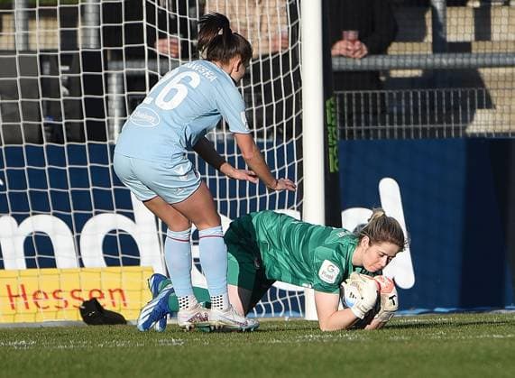 28.01.2024, xhbx, Fussball 1.Bundesliga Damen, Eintracht Frankfurt Frauen - 1. FC Köln emspor, v.l. Martyna Wiankowska (1.FC Köln Damen), Stina Johannes (Eintracht Frankfurt Damen) (DFL DFB REGULATIONS PROHIBIT ANY USE OF PHOTOGRAPHS as IMAGE SEQUENCES and or QUASI-VIDEO) Frankfurt am Main