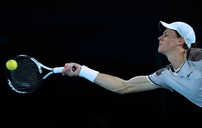 (240128) -- MELBOURNE, Jan. 28, 2024 -- Jannik Sinner hits a return during the men s singles final between Jannik Sinner of Italy and Daniil Medvedev of Russia at Australian Open tennis tournament in Melbourne, Australia, Jan. 28, 2024. ) (SP)AUSTRALIA-MELBOURNE-TENNIS-AUSTRALIAN OPEN-FINAL WangxShen 