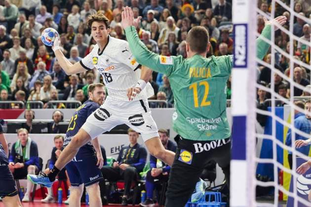 Julian Koester (Germany) und Torhueter Andreas Palicka (Sweden) kaempfen um den Ball, Men s EHF EURO 2024, Sweden vs Germany, Lanxess Arena, 28.01.2024, Cologne, Deutschland.