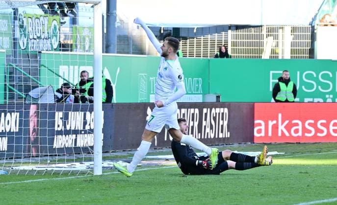 28.01.2024 - Fussball - Saison 2023 2024 - 2. Fussball - Bundesliga - 19. Spieltag: SpVgg Greuther Fürth ( Kleeblatt ) - KSV Holstein Kiel ( Störche ) - Sportfoto Zink MeZi - xmexzix - DFL regulations prohibit any use of photographs as image sequences and or quasi-video - only for editorial use - Dennis Srbeny (7, SpVgg Greuther Fürth ) Torjubel Jubel Freude nach Treffer Tor Torschuß zum 2:1 durch Branimir Hrgota (10. SpVgg Greuther Fürth, nicht im Bild ) gegen Timon Weiner (1, Holstein Kiel )