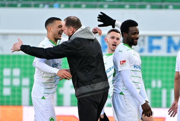 28.01.2024 - Fussball - Saison 2023 2024 - 2. Fussball - Bundesliga - 19. Spieltag: SpVgg Greuther Fürth ( Kleeblatt ) - KSV Holstein Kiel ( Störche ) - Sportfoto Zink MeZi - xmexzix - DFL regulations prohibit any use of photographs as image sequences and or quasi-video - only for editorial use - Jubel Freude nach Spielende Maximilian Solomon Dietz (33, SpVgg Greuther Fürth ) Branimir Hrgota (10. SpVgg Greuther Fürth ) Gideon Jung ( 23, SpVgg Greuther Fürth )