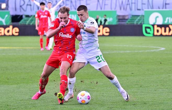 28.01.2024 - Fussball - Saison 2023 2024 - 2. Fussball - Bundesliga - 19. Spieltag: SpVgg Greuther Fürth ( Kleeblatt ) - KSV Holstein Kiel ( Störche ) - Sportfoto Zink - xwoxzix - DFL regulations prohibit any use of photographs as image sequences and or quasi-video - only for editorial use - Timo Becker (17, Holstein Kiel ) Leander Popp (20, SpVgg Greuther Fürth )