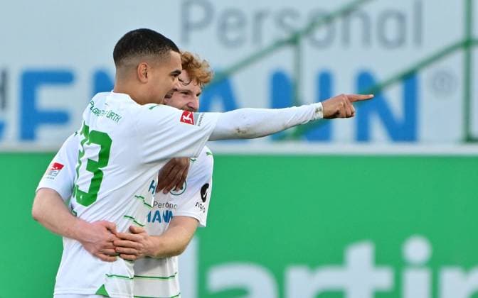 28.01.2024 - Fussball - Saison 2023 2024 - 2. Fussball - Bundesliga - 19. Spieltag: SpVgg Greuther Fürth ( Kleeblatt ) - KSV Holstein Kiel ( Störche ) - Sportfoto Zink MeZi - xmexzix - DFL regulations prohibit any use of photographs as image sequences and or quasi-video - only for editorial use - Jubel Freude nach Spielende Maximilian Solomon Dietz (33, SpVgg Greuther Fürth ) Robert Wagner (22, SpVgg Greuther Fürth )