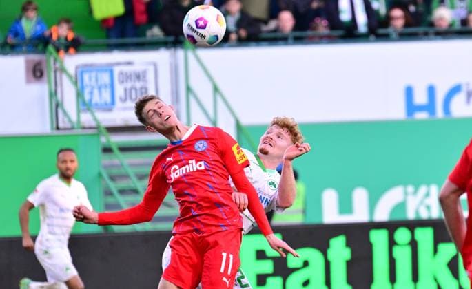 28.01.2024 - Fussball - Saison 2023 2024 - 2. Fussball - Bundesliga - 19. Spieltag: SpVgg Greuther Fürth ( Kleeblatt ) - KSV Holstein Kiel ( Störche ) - Sportfoto Zink - xwoxzix - DFL regulations prohibit any use of photographs as image sequences and or quasi-video - only for editorial use - Alexander Bernhardsson (11, Holstein Kiel ) Robert Wagner (22, SpVgg Greuther Fürth )