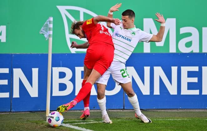 28.01.2024 - Fussball - Saison 2023 2024 - 2. Fussball - Bundesliga - 19. Spieltag: SpVgg Greuther Fürth ( Kleeblatt ) - KSV Holstein Kiel ( Störche ) - Sportfoto Zink - xwoxzix - DFL regulations prohibit any use of photographs as image sequences and or quasi-video - only for editorial use - Timo Becker (17, Holstein Kiel ) Leander Popp (20, SpVgg Greuther Fürth )