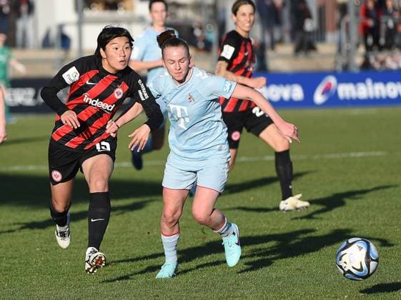 28.01.2024, xhbx, Fussball 1.Bundesliga Damen, Eintracht Frankfurt Frauen - 1. FC Köln emspor, v.l. Remina Chiba (Eintracht Frankfurt Damen), Laura Donhauser (1.FC Köln Damen) (DFL DFB REGULATIONS PROHIBIT ANY USE OF PHOTOGRAPHS as IMAGE SEQUENCES and or QUASI-VIDEO) Frankfurt am Main