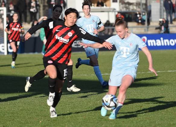 28.01.2024, xhbx, Fussball 1.Bundesliga Damen, Eintracht Frankfurt Frauen - 1. FC Köln emspor, v.l. Remina Chiba (Eintracht Frankfurt Damen), Laura Donhauser (1.FC Köln Damen) (DFL DFB REGULATIONS PROHIBIT ANY USE OF PHOTOGRAPHS as IMAGE SEQUENCES and or QUASI-VIDEO) Frankfurt am Main
