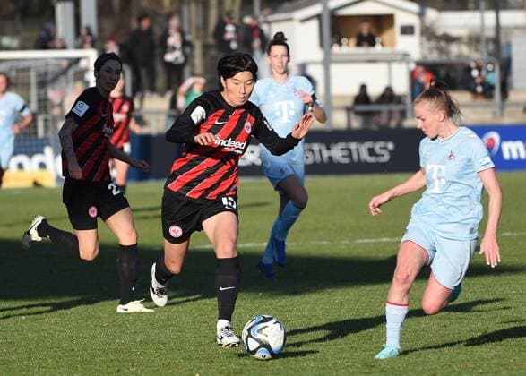 28.01.2024, xhbx, Fussball 1.Bundesliga Damen, Eintracht Frankfurt Frauen - 1. FC Köln emspor, v.l. Remina Chiba (Eintracht Frankfurt Damen), Laura Donhauser (1.FC Köln Damen) (DFL DFB REGULATIONS PROHIBIT ANY USE OF PHOTOGRAPHS as IMAGE SEQUENCES and or QUASI-VIDEO) Frankfurt am Main