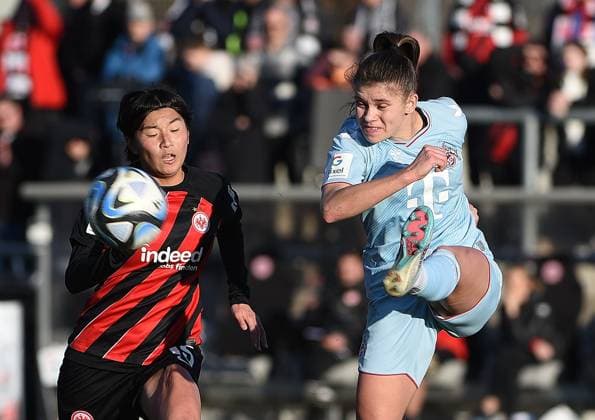 28.01.2024, xhbx, Fussball 1.Bundesliga Damen, Eintracht Frankfurt Frauen - 1. FC Köln emspor, v.l. Remina Chiba (Eintracht Frankfurt Damen), Martyna Wiankowska (1.FC Köln Damen) (DFL DFB REGULATIONS PROHIBIT ANY USE OF PHOTOGRAPHS as IMAGE SEQUENCES and or QUASI-VIDEO) Frankfurt am Main