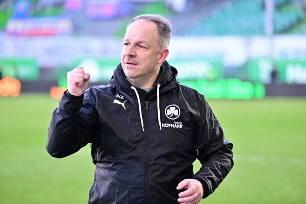 28.01.2024 - Fussball - Saison 2023 2024 - 2. Fussball - Bundesliga - 19. Spieltag: SpVgg Greuther Fürth ( Kleeblatt ) - KSV Holstein Kiel ( Störche ) - Sportfoto Zink - xwoxzix - DFL regulations prohibit any use of photographs as image sequences and or quasi-video - only for editorial use - Alexander Zorniger ( Trainer SpVgg Greuther Fürth ) ballt Faust Fäuste - Jubel Freude