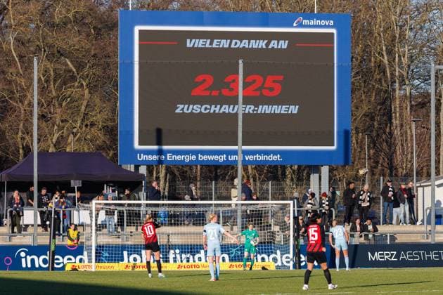 GPFBL Eintracht Frankfurt - 1. FC Köln, 11. Spieltag, 28.01.2024, Frankfurt Die offizielle Zuschauerzahl; 2325 Zuschauer:innen sind beim Spiel vom 11. Spieltag der Google Pixel Frauen-Bundesliga zwischen Eintracht Frankfurt und 1. FC Köln im Stadion am Brentanobad in Frankfurt am 28.01.2024 Copyright: xBEAUTIFULxSPORTS Hahnex