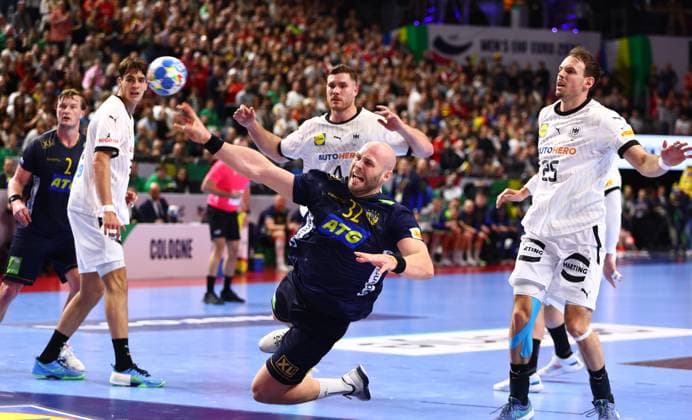 Torwurf von Oscar Bergendahl (Schweden), Julian Koester (Deutschland), Johannes Golla (Deutschland) und Kai Haefner (Deutschland, hinten von links) schauen zu Schweden vs Deutschland, Handball, Maenner, EHF Euro 2024, Spiel um Platz 3, 28.01.2024 Schweden vs Deutschland, Handball, Maenner, EHF Euro 2024, Spiel um Platz 3, 28.01.2024 Koeln Copyright: xEibner-Pressefotox EP_RWS