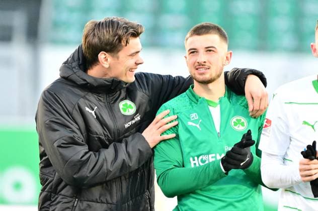 28.01.2024 - Fussball - Saison 2023 2024 - 2. Fussball - Bundesliga - 19. Spieltag: SpVgg Greuther Fürth ( Kleeblatt ) - KSV Holstein Kiel ( Störche ) - Sportfoto Zink MeZi - xmexzix - DFL regulations prohibit any use of photographs as image sequences and or quasi-video - only for editorial use - Leon Schaffran (25, SpVgg Greuther Fürth, links ) Lukas Petkov (16, SpVgg Greuther Fürth ) Jubel Freude nach Spielende