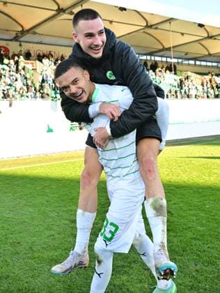 28.01.2024 - Fussball - Saison 2023 2024 - 2. Fussball - Bundesliga - 19. Spieltag: SpVgg Greuther Fürth ( Kleeblatt ) - KSV Holstein Kiel ( Störche ) - Sportfoto Zink - xwoxzix - DFL regulations prohibit any use of photographs as image sequences and or quasi-video - only for editorial use - Maximilian Solomon Dietz (33, SpVgg Greuther Fürth ) Tim Lemperle (19, SpVgg Greuther Fürth ) Jubel Freude nach Spielende