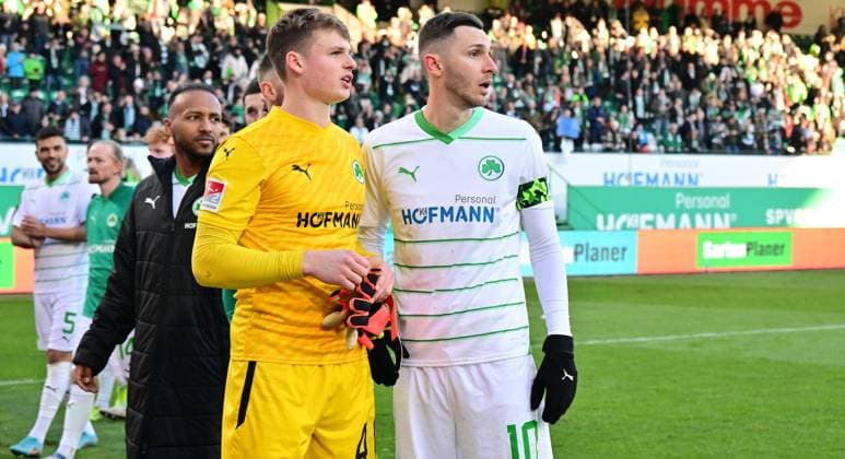 28.01.2024 - Fussball - Saison 2023 2024 - 2. Fussball - Bundesliga - 19. Spieltag: SpVgg Greuther Fürth ( Kleeblatt ) - KSV Holstein Kiel ( Störche ) - Sportfoto Zink - xwoxzix - DFL regulations prohibit any use of photographs as image sequences and or quasi-video - only for editorial use - Julian Green (37, SpVgg Greuther Fürth ) Jonas Urbig (40, SpVgg Greuther Fürth ) Branimir Hrgota (10. SpVgg Greuther Fürth ) blicken nach Spielende auf Tribüne Haupttribüne wo ein Rettungseinsatz läuft