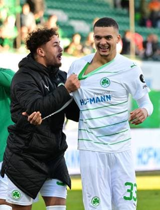 28.01.2024 - Fussball - Saison 2023 2024 - 2. Fussball - Bundesliga - 19. Spieltag: SpVgg Greuther Fürth ( Kleeblatt ) - KSV Holstein Kiel ( Störche ) - Sportfoto Zink MeZi - xmexzix - DFL regulations prohibit any use of photographs as image sequences and or quasi-video - only for editorial use - Armindo Sieb (30, SpVgg Greuther Fürth, links ) Maximilian Solomon Dietz (33, SpVgg Greuther Fürth ) Jubel Freude nach Spielende