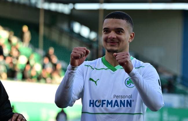 28.01.2024 - Fussball - Saison 2023 2024 - 2. Fussball - Bundesliga - 19. Spieltag: SpVgg Greuther Fürth ( Kleeblatt ) - KSV Holstein Kiel ( Störche ) - Sportfoto Zink MeZi - xmexzix - DFL regulations prohibit any use of photographs as image sequences and or quasi-video - only for editorial use - Maximilian Solomon Dietz (33, SpVgg Greuther Fürth ) Jubel Freude nach Spielende ballt Faust Fäuste