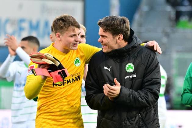 28.01.2024 - Fussball - Saison 2023 2024 - 2. Fussball - Bundesliga - 19. Spieltag: SpVgg Greuther Fürth ( Kleeblatt ) - KSV Holstein Kiel ( Störche ) - Sportfoto Zink MeZi - xmexzix - DFL regulations prohibit any use of photographs as image sequences and or quasi-video - only for editorial use - Jonas Urbig (40, SpVgg Greuther Fürth, links ) Leon Schaffran (25, SpVgg Greuther Fürth ) Jubel Freude nach Spielende