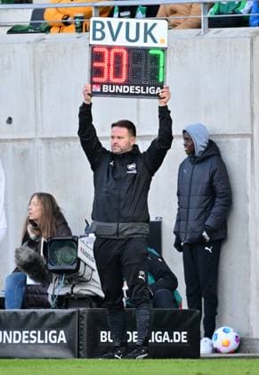 28.01.2024 - Fussball - Saison 2023 2024 - 2. Fussball - Bundesliga - 19. Spieltag: SpVgg Greuther Fürth ( Kleeblatt ) - KSV Holstein Kiel ( Störche ) - Sportfoto Zink - xwoxzix - DFL regulations prohibit any use of photographs as image sequences and or quasi-video - only for editorial use - Daniel Wiegand (Team-Koordinator Zeugwart SpVgg Greuther Fürth )