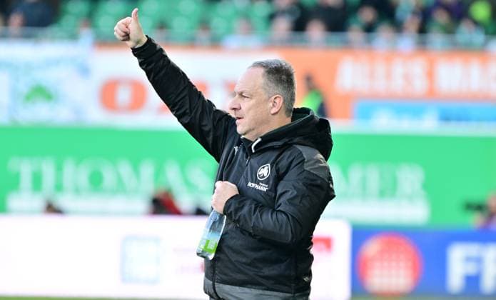 28.01.2024 - Fussball - Saison 2023 2024 - 2. Fussball - Bundesliga - 19. Spieltag: SpVgg Greuther Fürth ( Kleeblatt ) - KSV Holstein Kiel ( Störche ) - Sportfoto Zink MeZi - xmexzix - DFL regulations prohibit any use of photographs as image sequences and or quasi-video - only for editorial use - Alexander Zorniger ( Trainer SpVgg Greuther Fürth ) Daumen hoch Daumen nach oben