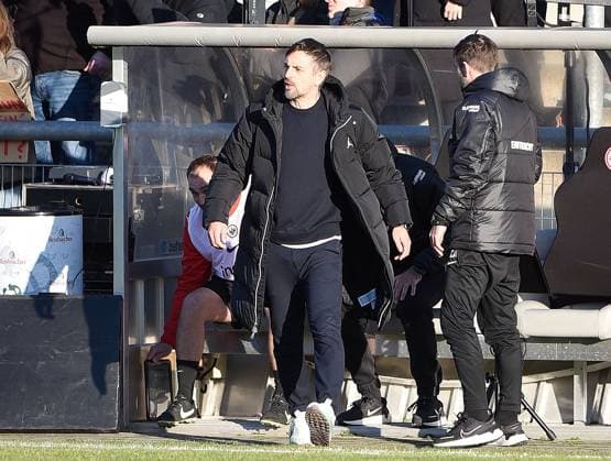 28.01.2024, xhbx, Fussball 1.Bundesliga Damen, Eintracht Frankfurt Frauen - 1. FC Köln emspor, v.l. Trainer Niko Arnautis (Eintracht Frankfurt Damen) jubeln jubelt nach Spielende. (DFL DFB REGULATIONS PROHIBIT ANY USE OF PHOTOGRAPHS as IMAGE SEQUENCES and or QUASI-VIDEO) Frankfurt am Main