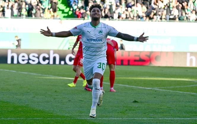 28.01.2024 - Fussball - Saison 2023 2024 - 2. Fussball - Bundesliga - 19. Spieltag: SpVgg Greuther Fürth ( Kleeblatt ) - KSV Holstein Kiel ( Störche ) - Sportfoto Zink MeZi - xmexzix - DFL regulations prohibit any use of photographs as image sequences and or quasi-video - only for editorial use - Torjubel Jubel Freude nac Treffer Tor Torschuß zum 1:0 durch Armindo Sieb (30, SpVgg Greuther Fürth )