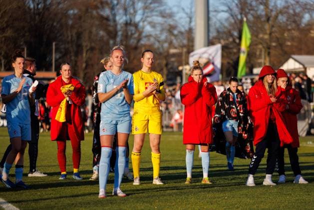 GPFBL Eintracht Frankfurt - 1. FC Köln, 11. Spieltag, 28.01.2024, Frankfurt Hängende Köpfe bei den Frauen von 1. FC Köln; mit 0 Punkten fährt man nach Hause; Spiel vom 11. Spieltag der Google Pixel Frauen-Bundesliga zwischen Eintracht Frankfurt und 1. FC Köln im Stadion am Brentanobad in Frankfurt am 28.01.2024 Copyright: xBEAUTIFULxSPORTS Hahnex