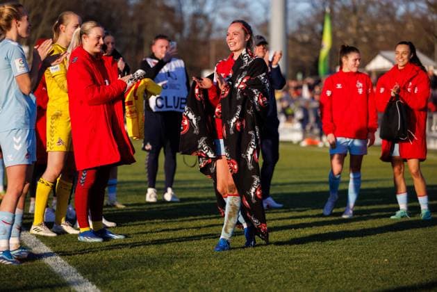 GPFBL Eintracht Frankfurt - 1. FC Köln, 11. Spieltag, 28.01.2024, Frankfurt Janina Hechler (1. FC Köln 28) bekommt von den mitgerteisten Fans ein Ständchen zum Geburtstag gesungen; Spiel vom 11. Spieltag der Google Pixel Frauen-Bundesliga zwischen Eintracht Frankfurt und 1. FC Köln im Stadion am Brentanobad in Frankfurt am 28.01.2024 Copyright: xBEAUTIFULxSPORTS Hahnex