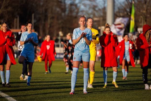GPFBL Eintracht Frankfurt - 1. FC Köln, 11. Spieltag, 28.01.2024, Frankfurt Hängende Köpfe bei den Frauen von 1. FC Köln; mit 0 Punkten fährt man nach Hause; Spiel vom 11. Spieltag der Google Pixel Frauen-Bundesliga zwischen Eintracht Frankfurt und 1. FC Köln im Stadion am Brentanobad in Frankfurt am 28.01.2024 Copyright: xBEAUTIFULxSPORTS Hahnex