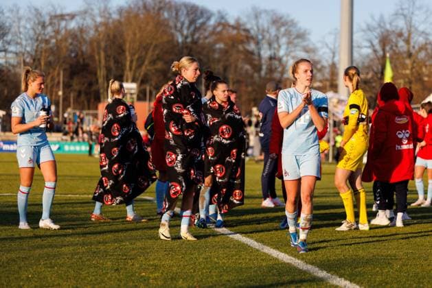 GPFBL Eintracht Frankfurt - 1. FC Köln, 11. Spieltag, 28.01.2024, Frankfurt Hängende Köpfe bei den Frauen von 1. FC Köln; mit 0 Punkten fährt man nach Hause; Spiel vom 11. Spieltag der Google Pixel Frauen-Bundesliga zwischen Eintracht Frankfurt und 1. FC Köln im Stadion am Brentanobad in Frankfurt am 28.01.2024 Copyright: xBEAUTIFULxSPORTS Hahnex