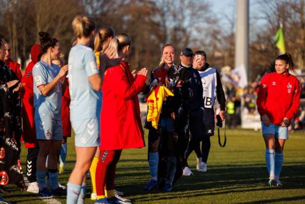 GPFBL Eintracht Frankfurt - 1. FC Köln, 11. Spieltag, 28.01.2024, Frankfurt Janina Hechler (1. FC Köln 28) bekommt von den mitgerteisten Fans ein Ständchen zum Geburtstag gesungen; Spiel vom 11. Spieltag der Google Pixel Frauen-Bundesliga zwischen Eintracht Frankfurt und 1. FC Köln im Stadion am Brentanobad in Frankfurt am 28.01.2024 Copyright: xBEAUTIFULxSPORTS Hahnex