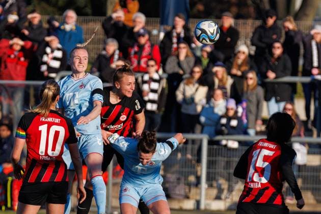 GPFBL Eintracht Frankfurt - 1. FC Köln, 11. Spieltag, 28.01.2024, Frankfurt Nach einer Ecke köpft Lara Praönikar (Eintracht Frankfurt 7) den Ball an die Latte; Spiel vom 11. Spieltag der Google Pixel Frauen-Bundesliga zwischen Eintracht Frankfurt und 1. FC Köln im Stadion am Brentanobad in Frankfurt am 28.01.2024 Copyright: xBEAUTIFULxSPORTS Hahnex