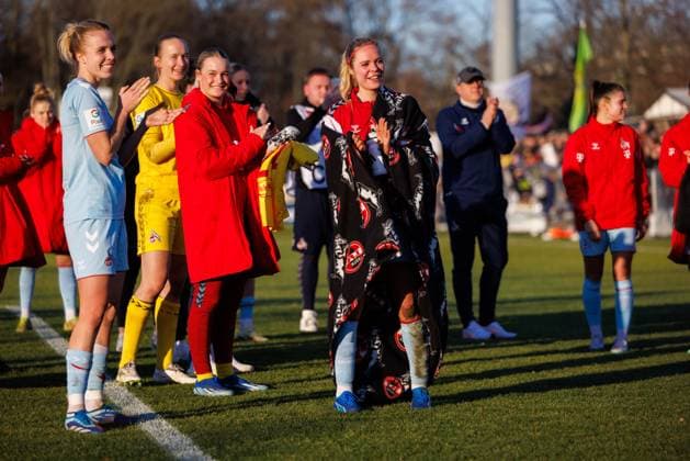 GPFBL Eintracht Frankfurt - 1. FC Köln, 11. Spieltag, 28.01.2024, Frankfurt Janina Hechler (1. FC Köln 28) bekommt von den mitgerteisten Fans ein Ständchen zum Geburtstag gesungen; Spiel vom 11. Spieltag der Google Pixel Frauen-Bundesliga zwischen Eintracht Frankfurt und 1. FC Köln im Stadion am Brentanobad in Frankfurt am 28.01.2024 Copyright: xBEAUTIFULxSPORTS Hahnex