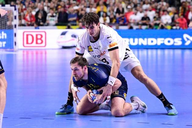 Julian Koester (Germany) und Albin Lagergren (Schweden, 23), Schweden vs. Deutschland, Spiel Platz 3, Europameisterschaft, Laenderspiel, Handball, 28.01.2024 Koeln Nordrhein-Westfalen Deutschland