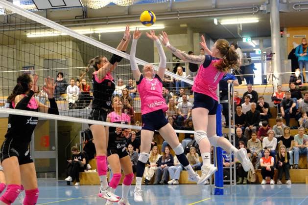 Volley Academy Zurich Mia Lüthi (12) sets for Mille Solvik Kjosas (4) - SWISS FEMALE VOLLEY - Swiss Cup - Volleyball Academy Zurch vs Volley Lugano Kloten Ruebisbach Arena Zürich Schweiz Copyright: xSergioxBrunettix
