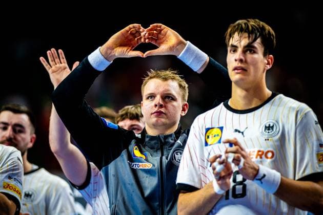 Sport Bilder des Tages Handball I Herren I Euro 2024 I Spiel um Platz 3 I Deutschland - Schweden I 28.01.2024 Enttäuschung bei den Spielern der deutschen Nationalmannschaft ist groß, Justus Fischer (14, Deutschland) Köln Lanxess Arena Nordrhein-Westfalen Deutschland Copyright: xLobeca Krausex