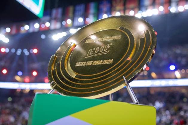 28.01.2024, EHF EURO 2024, Männer Europameisterschaft Handball, Lanxess Arena in Köln, Finale, Frankreich - Dänemark: Die goldene EHF-Siegerschale für den Sieger in Nahaufnahme Nordrhein-Westfalen Deutschland