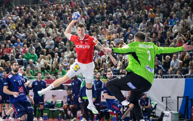 v.l. Emil JAKOBSEN (DEN), Torwart BELLAHCENE Samir (FRA), Aktion, Zweikampf, Wurf, Frankreich (FRA) vs. Daenemark (DEN), Finale, in Koeln am 28.01.2024 Handball Europameisterschaft der Maenner, vom 10.01 - 28.01.2024 in Deutschland Germany