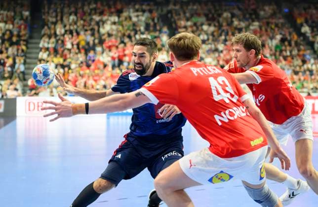 v.l. KARABATIC Nikola (FRA), Simon Bogetoft PYTLICK (DEN), Jacobsen Magnus LANDIN (DEN), Zweikampf, Aktion, Frankreich (FRA) vs. Daenemark (DEN), Finale, in Koeln am 28.01.2024 Handball Europameisterschaft der Maenner, vom 10.01 - 28.01.2024 in Deutschland Germany